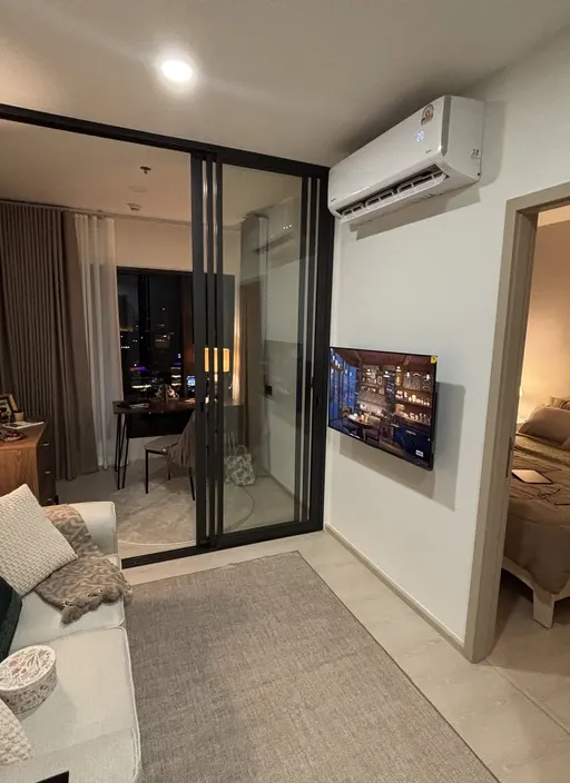 Living room of the 1-bedroom condo (35.33 sq.m.) at Life Charoennakhon-Sathorn