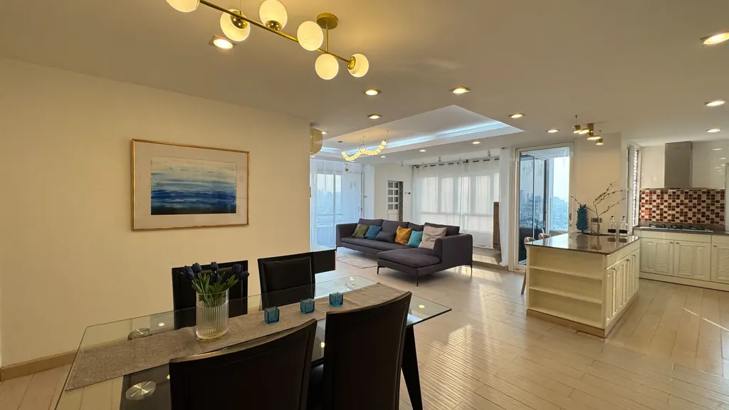 Photo 11 of listing DA-3391875: 3-bedroom condo (150 sq.m.) at Srivara Mansion Condominium 1