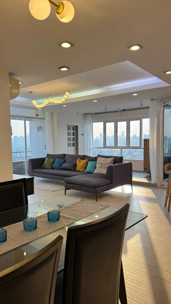 Photo 3 of listing DA-3391875: 3-bedroom condo (150 sq.m.) at Srivara Mansion Condominium 1