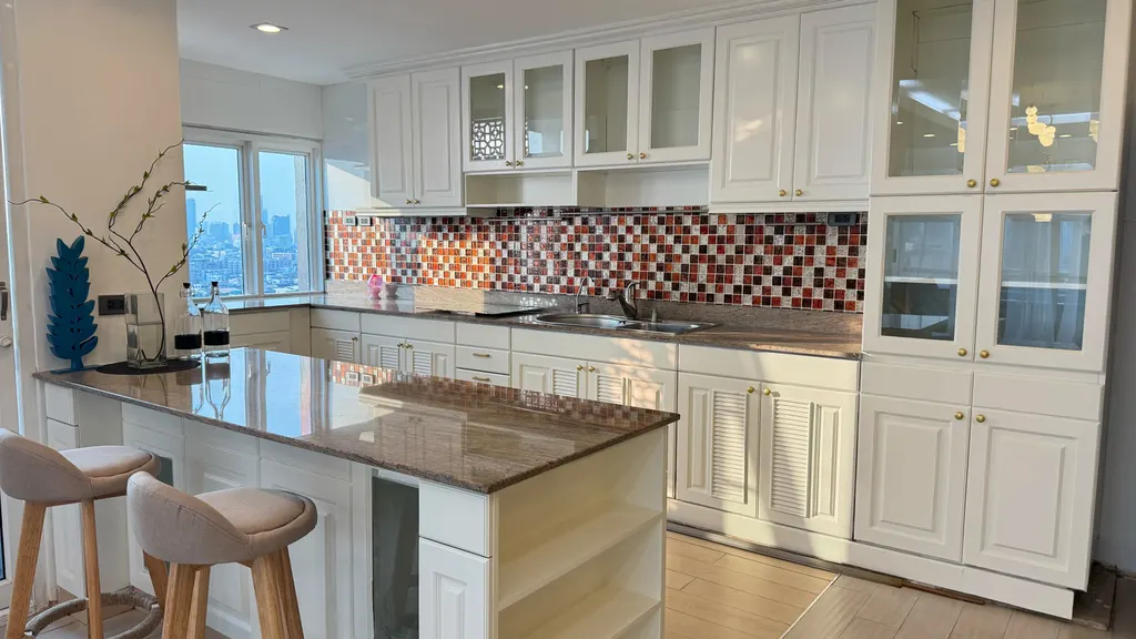 Photo 7 of listing DA-3391875: 3-bedroom condo (150 sq.m.) at Srivara Mansion Condominium 1