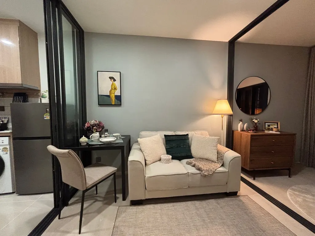 Living room of the 1-bedroom condo (35.33 sq.m.) at Life Charoennakhon-Sathorn