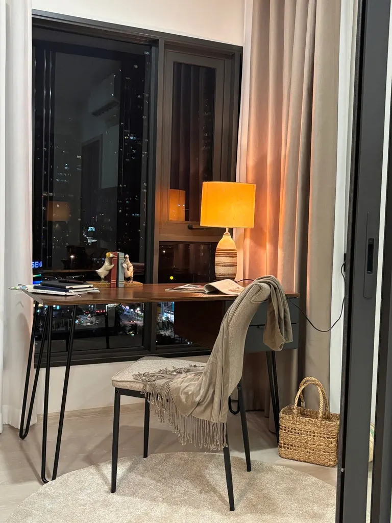 Study corner (view 3) of the 1-bedroom condo (35.33 sq.m.) at Life Charoennakhon-Sathorn