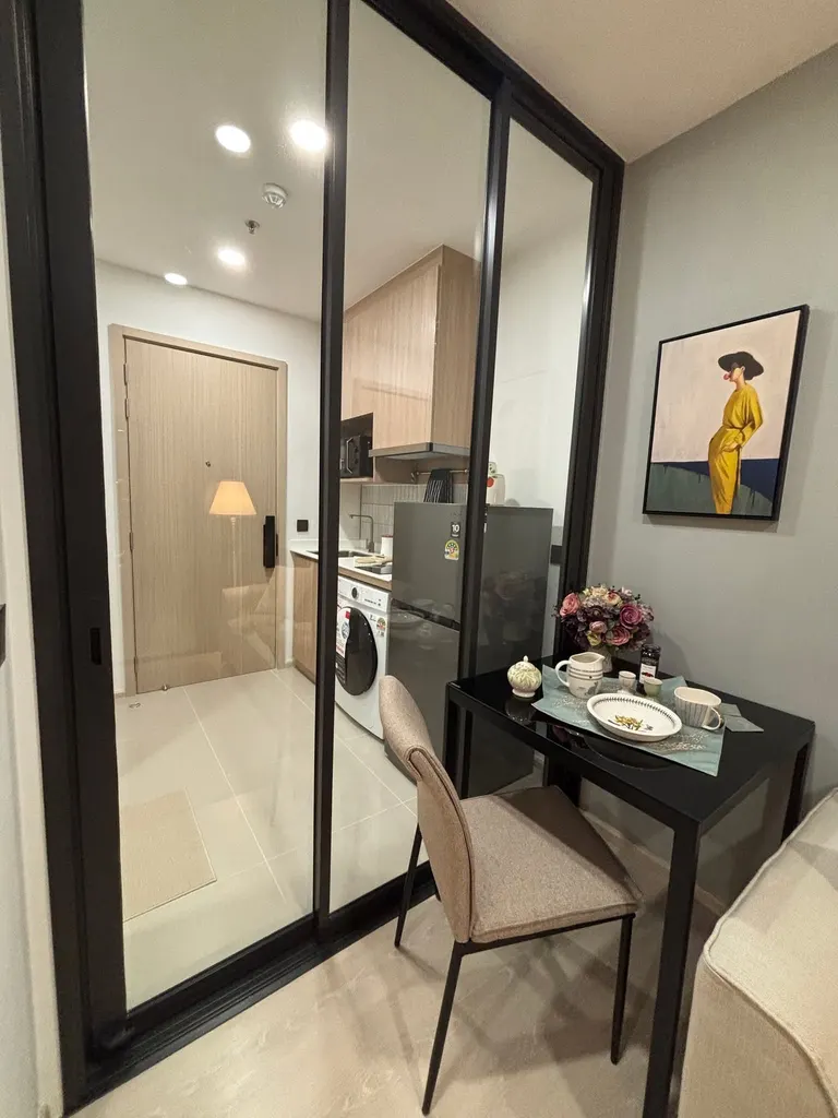 Kitchen of the 1-bedroom condo (35.33 sq.m.) at Life Charoennakhon-Sathorn