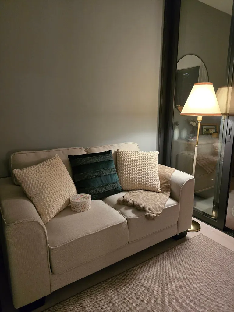 Living room (view 2) of the 1-bedroom condo (35.33 sq.m.) at Life Charoennakhon-Sathorn
