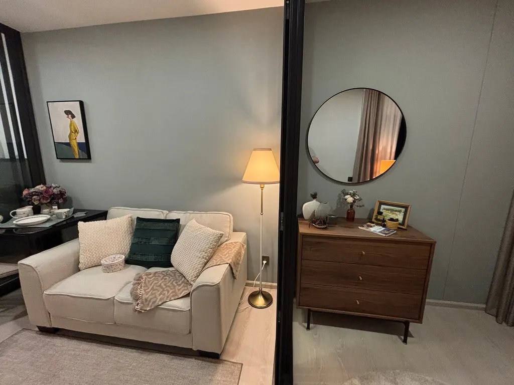 Living room (view 4) of the 1-bedroom condo (35.33 sq.m.) at Life Charoennakhon-Sathorn
