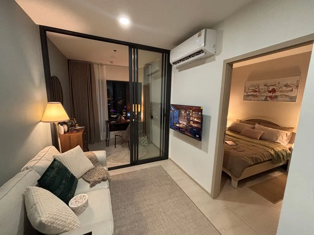 Living room (view 8) of the 1-bedroom condo (35.33 sq.m.) at Life Charoennakhon-Sathorn