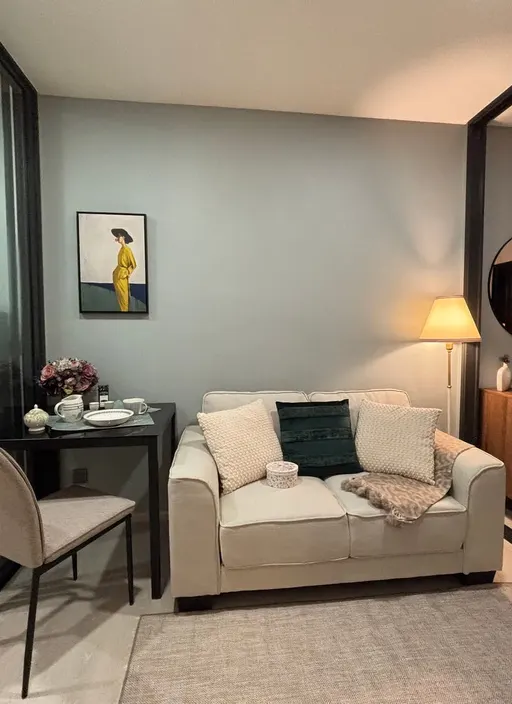 Living room of the 1-bedroom condo (35.33 sq.m.) at Life Charoennakhon-Sathorn