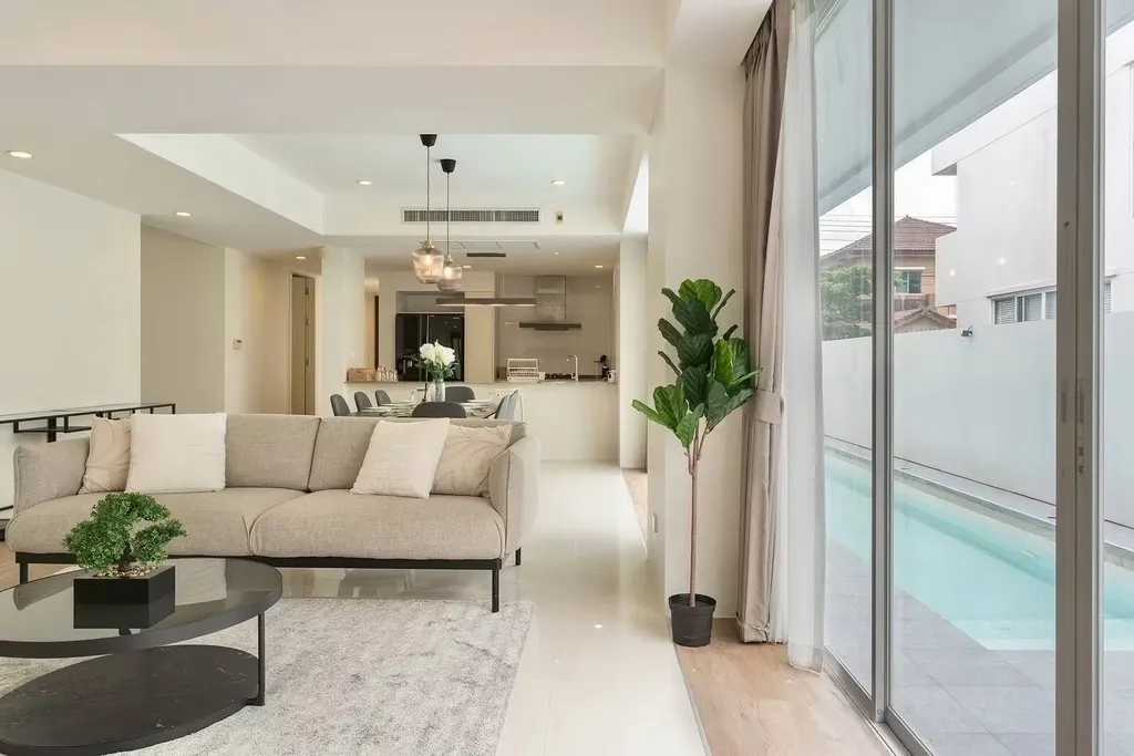 Photo 1 of listing DA-3393588: 4-bedroom house (340 sq.m.) at Courtyard Villa Rama 9 - Wongwaen