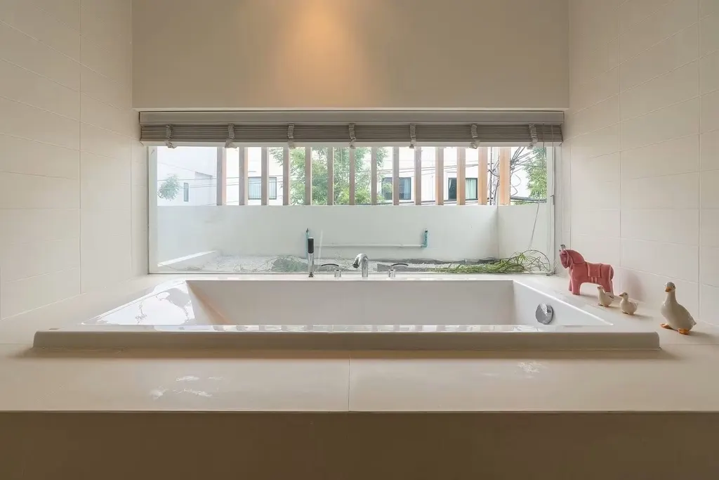 Photo 11 of listing DA-3393588: 4-bedroom house (340 sq.m.) at Courtyard Villa Rama 9 - Wongwaen