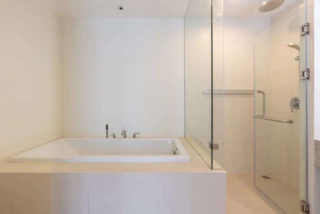Photo 15 of listing DA-3393588: 4-bedroom house (340 sq.m.) at Courtyard Villa Rama 9 - Wongwaen