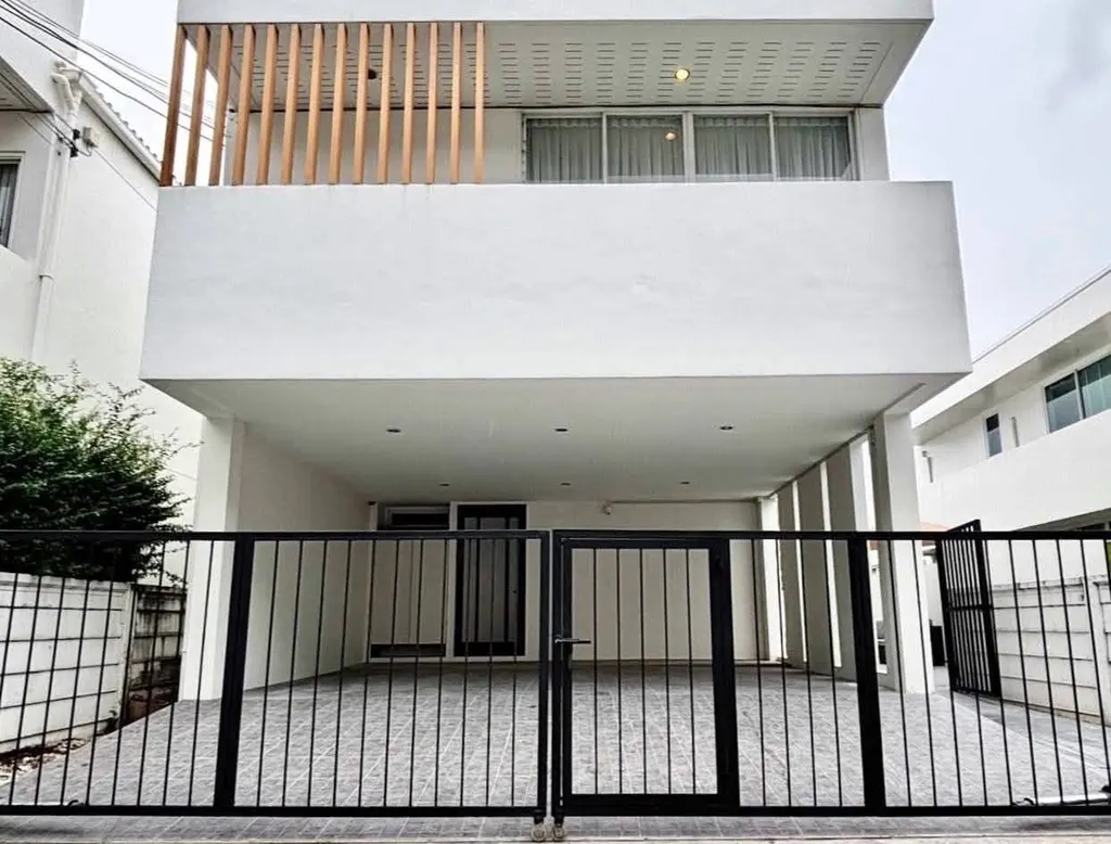Photo 16 of listing DA-3393588: 4-bedroom house (340 sq.m.) at Courtyard Villa Rama 9 - Wongwaen
