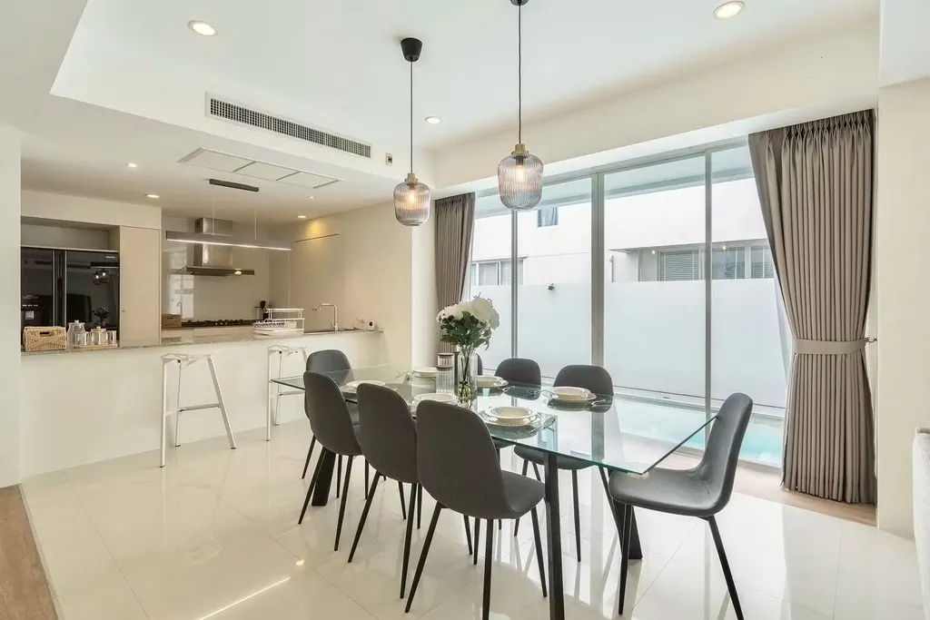 Photo 4 of listing DA-3393588: 4-bedroom house (340 sq.m.) at Courtyard Villa Rama 9 - Wongwaen