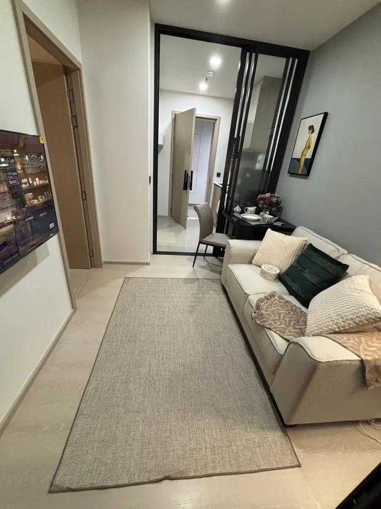 Living room of the 1-bedroom condo (35.33 sq.m.) at Life Charoennakhon-Sathorn