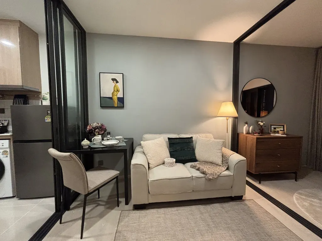 Living room (view 5) of the 1-bedroom condo (35.33 sq.m.) at Life Charoennakhon-Sathorn
