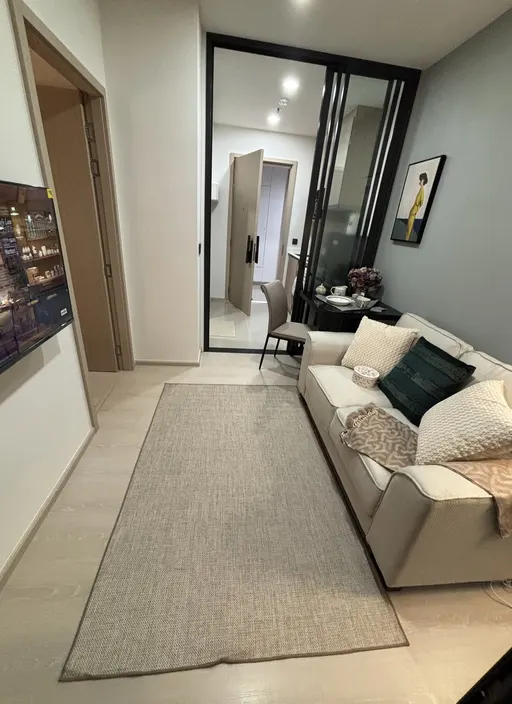 Living room of the 1-bedroom condo (35.33 sq.m.) at Life Charoennakhon-Sathorn
