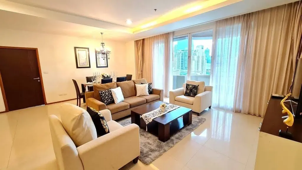 Photo 1 of listing DA-3393690: 3-bedroom serviced apartment (289 sq.m.) at Piyathip Place