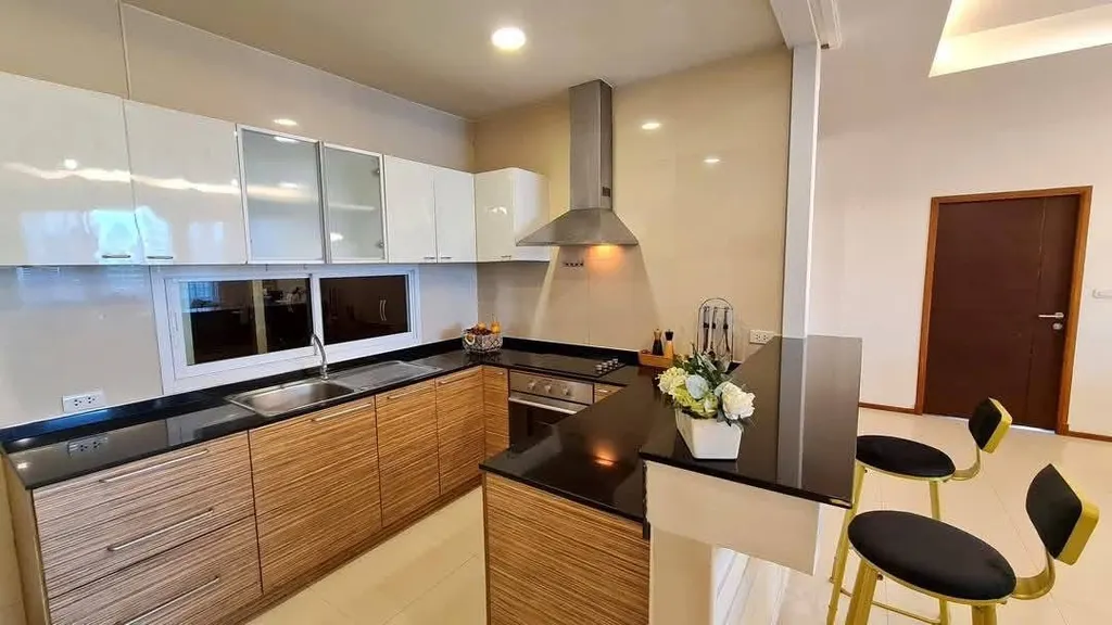 Photo 10 de l'annonce DA-3393690 : appartement avec services de 3 chambre(s) (289 m²) à Piyathip Place
