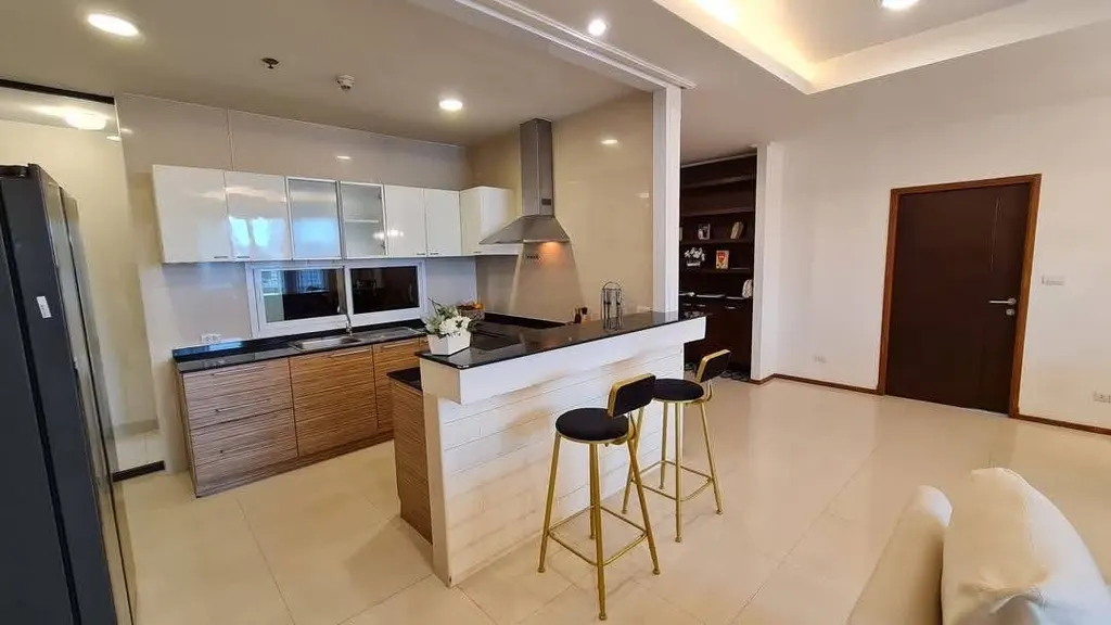Photo 3 de l'annonce DA-3393690 : appartement avec services de 3 chambre(s) (289 m²) à Piyathip Place