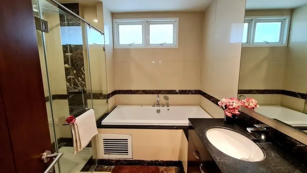 Photo 8 de l'annonce DA-3393690 : appartement avec services de 3 chambre(s) (289 m²) à Piyathip Place