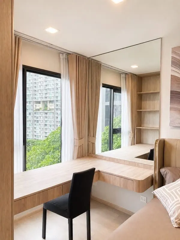 Study corner of the 1-bedroom condo (29 sq.m.) at Life Phahon-Ladprao