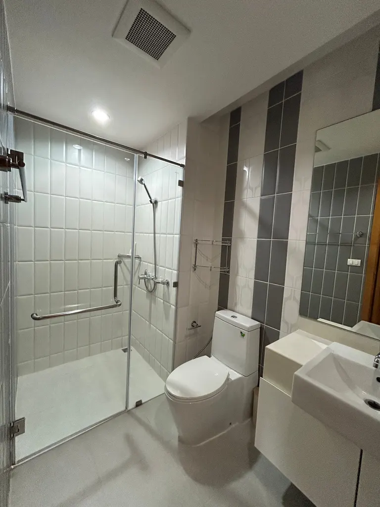 Photo 3 of listing DA-3393733: 1-bedroom condo (47.5 sq.m.) at Circle Condominium