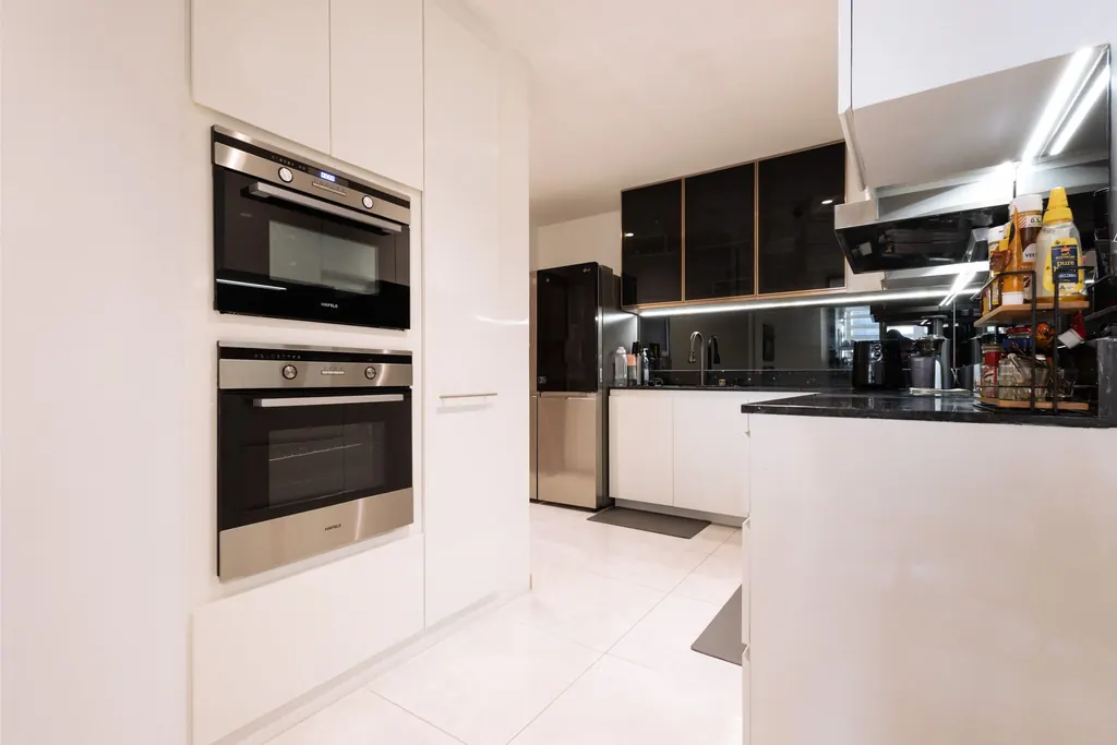 Photo 6 of listing DA-387333: 3-bedroom condo (260 sq.m.) at La Cascade Condominium