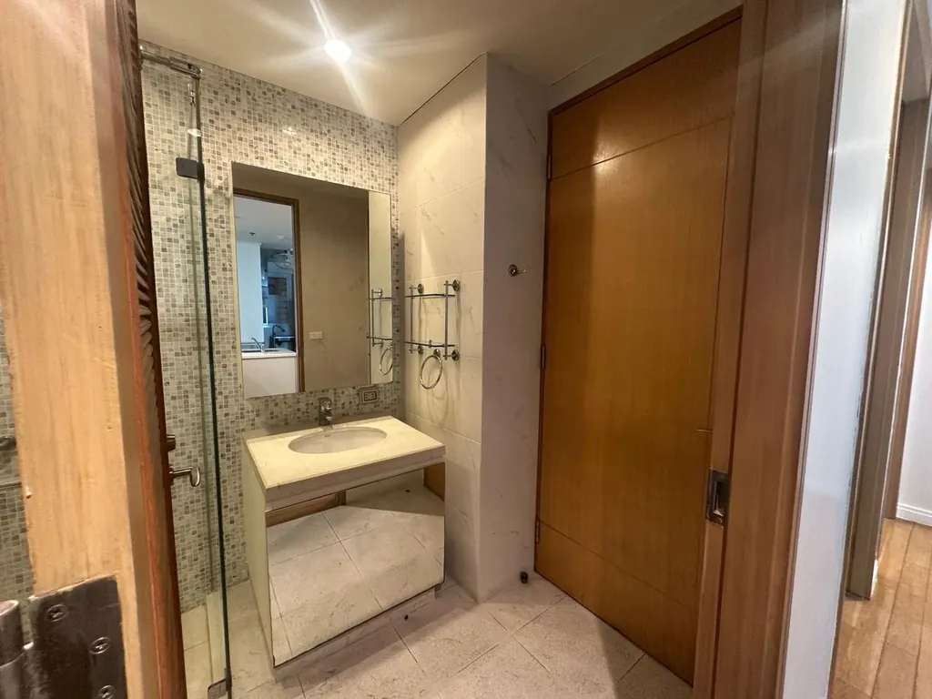 Photo 8 of listing DA-387358: 3-bedroom condo (150 sq.m.) at The Royal Saladaeng Condominium