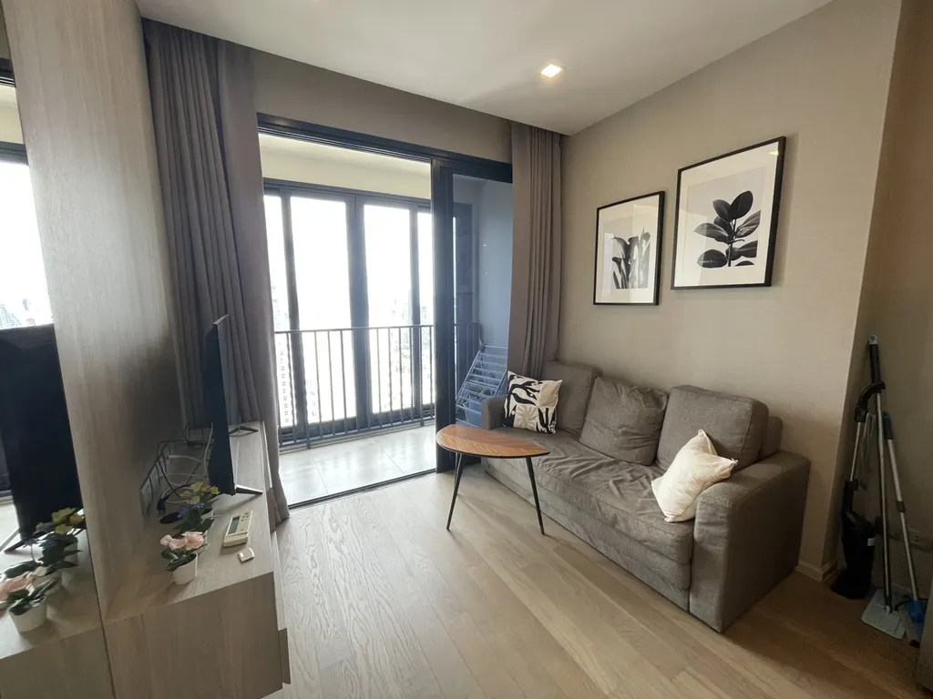 Living room of the 2-bedroom condo (47 sq.m.) at Ashton Asoke