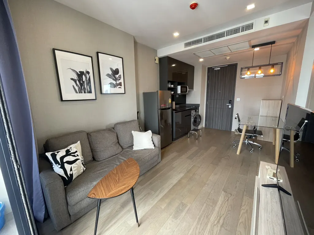 Salon (vue 2) du condo de 2 chambre(s) (47 m²) à Ashton Asoke