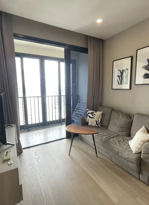 Living room of the 2-bedroom condo (47 sq.m.) at Ashton Asoke