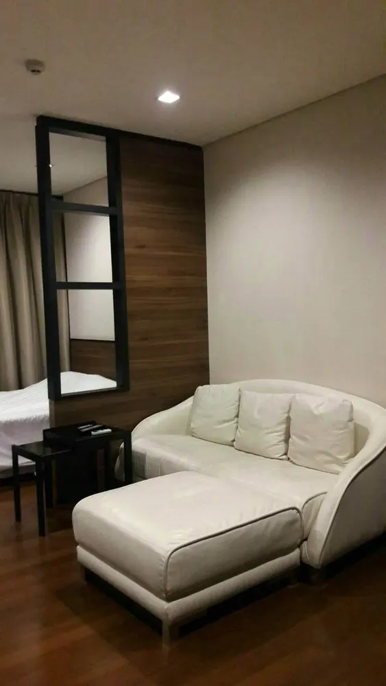 Salon (vue 2) du condo de 1 chambre(s) (35 m²) à Ivy Thonglor 23