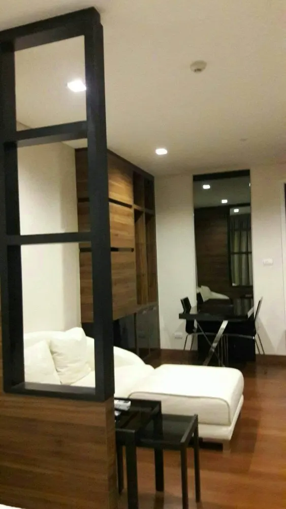 Salon (vue 3) du condo de 1 chambre(s) (35 m²) à Ivy Thonglor 23