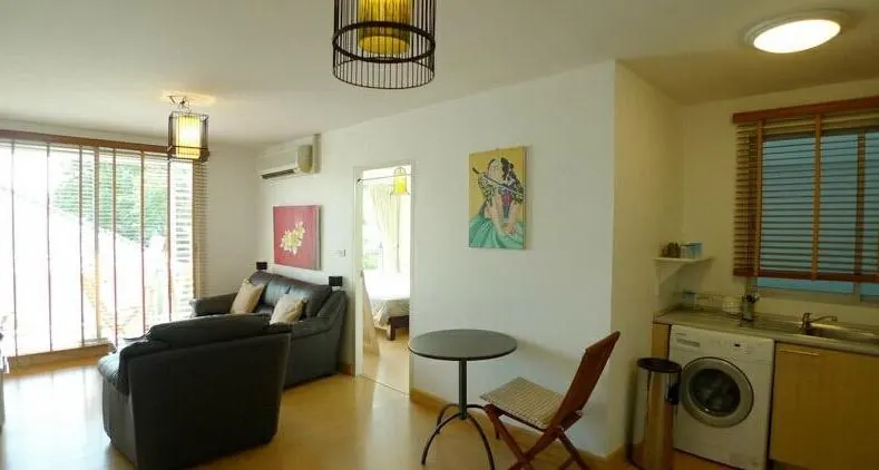 Plus 38 Hip Condominium 1房公寓（50平方米）的客厅（景观 2）