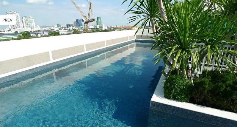 Plus 38 Hip Condominium 的公共游泳池