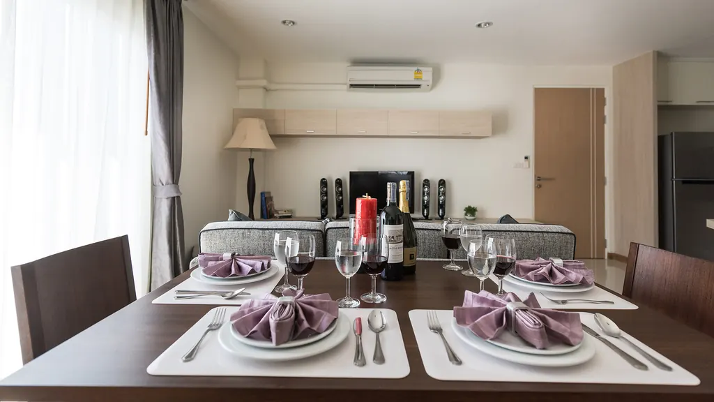 Living room (view 3) of the 2-bedroom condo (105 sq.m.) at Thonglor 21 Residence