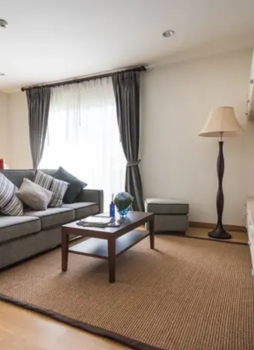 Living room of the 2-bedroom condo (105 sq.m.) at Thonglor 21 Residence