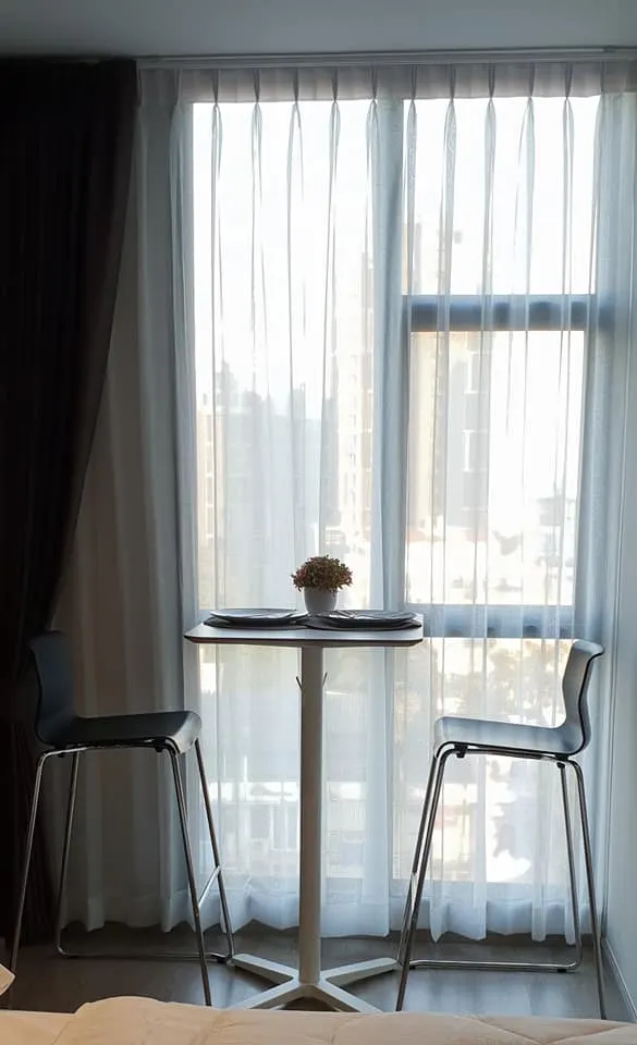 Wohnzimmer der 1-Zimmer-Eigentumswohnung (30 m²) in Rhythm Ekkamai