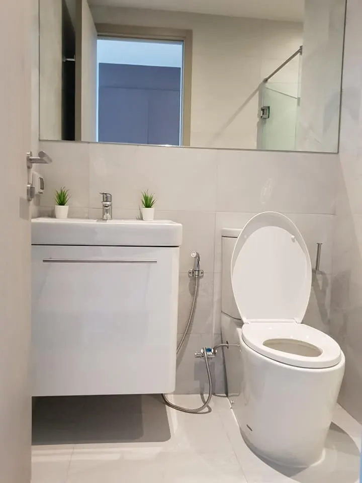 Badezimmer der 1-Zimmer-Wohnung (30 m²) im Rhythm Ekkamai