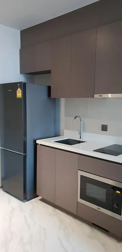 Küche der 1-Zimmer-Wohnung (30 m²) im Rhythm Ekkamai