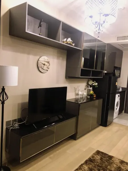 Living room of the 1-bedroom condo (36 sq.m.) at Ashton Asoke