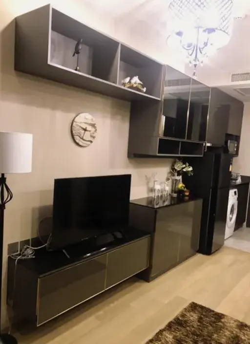 Living room of the 1-bedroom condo (36 sq.m.) at Ashton Asoke