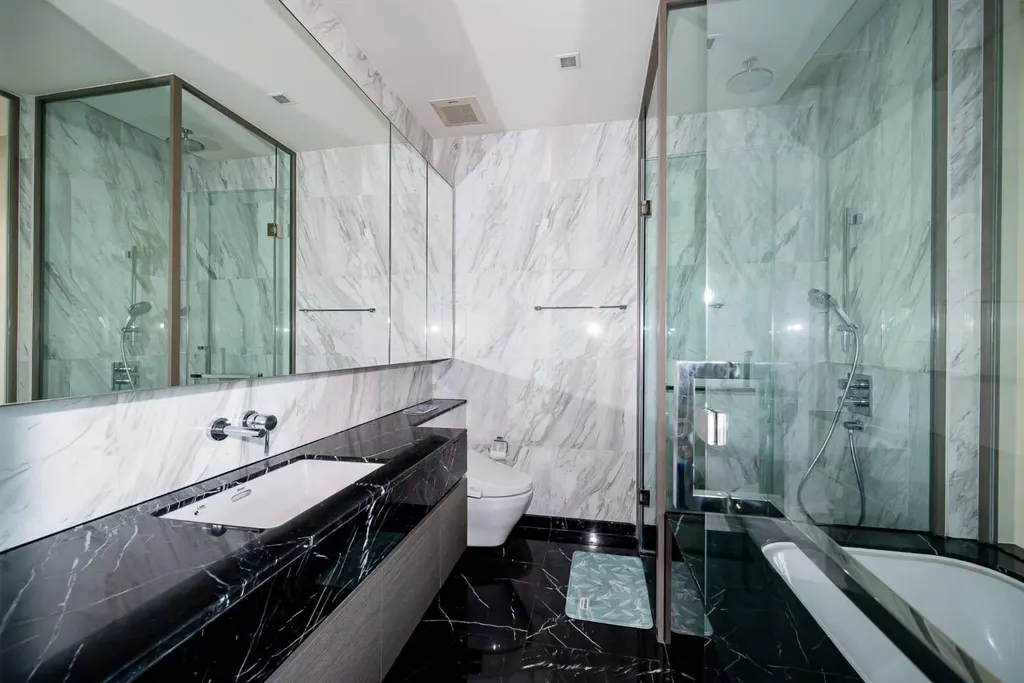 Bathroom of the 1-bedroom condo (57 sq.m.) at Saladaeng One