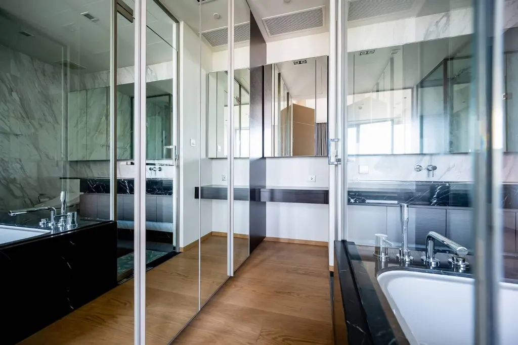 Bathroom (view 2) of the 1-bedroom condo (57 sq.m.) at Saladaeng One
