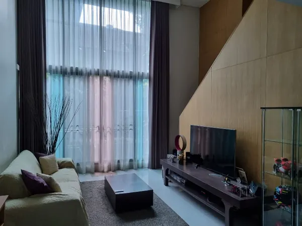 Living room of the 1-bedroom condo (68.12 sq.m.) at Siamese Thirty Nine
