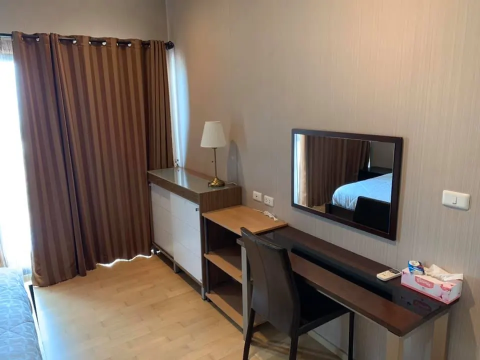 Desk with a mirror and table lamp beside a window with brown curtains, unit DA-6885 (article illustration)