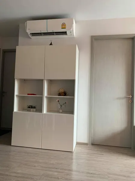 Living room of the 2-bedroom condo (70 sq.m.) at Rhythm Ekkamai