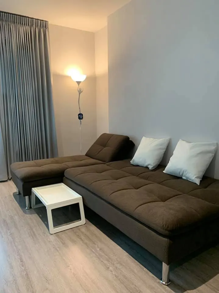 Wohnzimmer (Blick 2) des 2-Zimmer-Condos (70 m²) im Rhythm Ekkamai