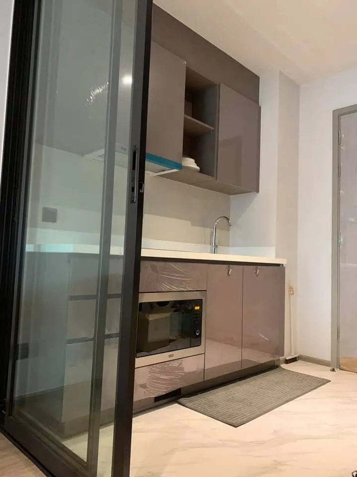 Küche der 2-Zimmer-Wohnung (70 m²) im Rhythm Ekkamai