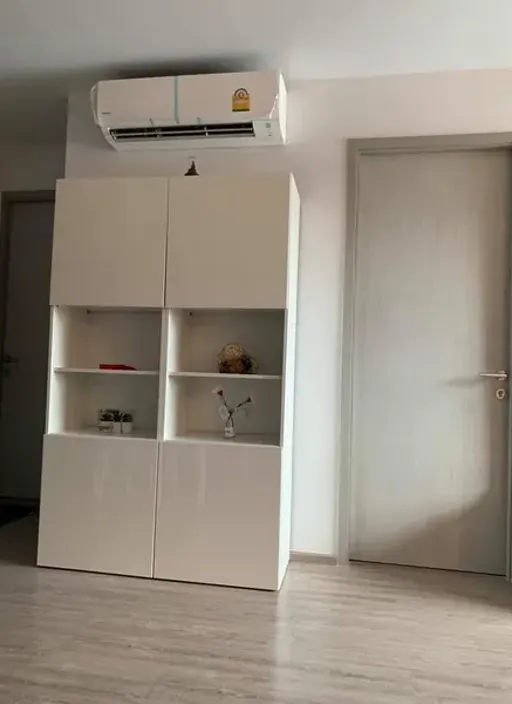 Living room of the 2-bedroom condo (70 sq.m.) at Rhythm Ekkamai
