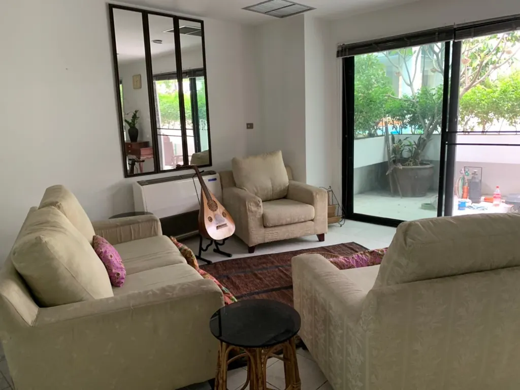 Living room (view 2) of the 3-bedroom condo (195 sq.m.) at Kiarti Thanee City Mansion Condominium